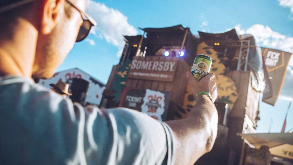 Mann hält auf einem Festival eine Somersby Dose in die Luft
