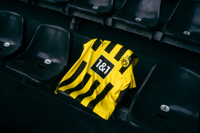 Borussia Dortmund Trikot auf schwarzem Stadionstuhl
