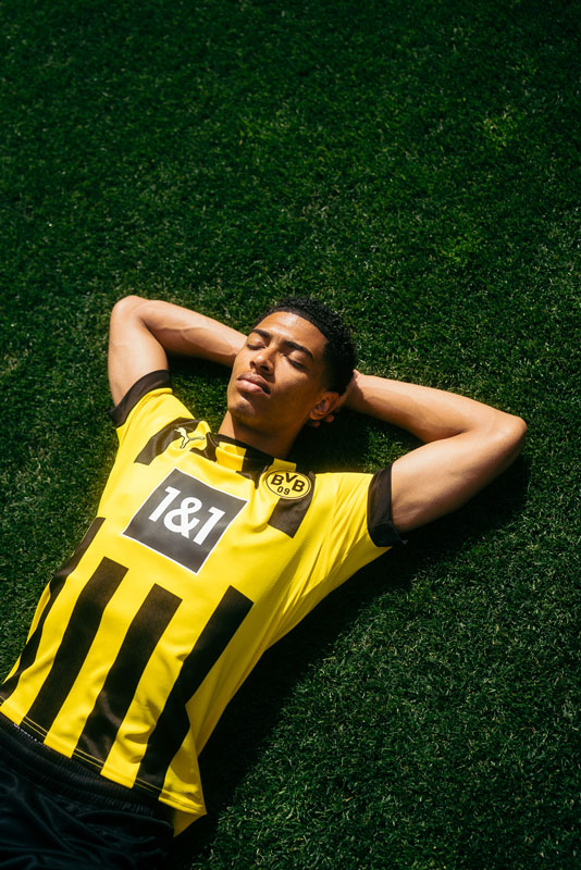 Jude Bellingham im Borussia Dortmund Trikot liegt im Gras